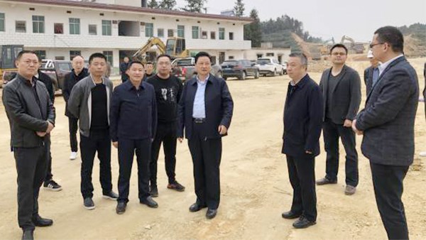 确保今年10月1日全线通车 向伟雄实地督导调研G353项目建设