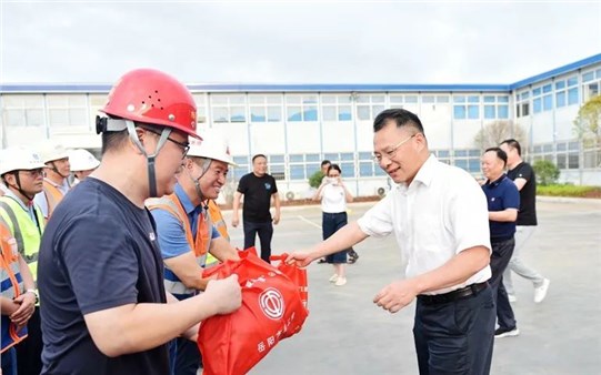 夏日一线送清凉 情暖人心干劲足 | 李建华来我市中心医院项目现场开展“夏送清凉”活动