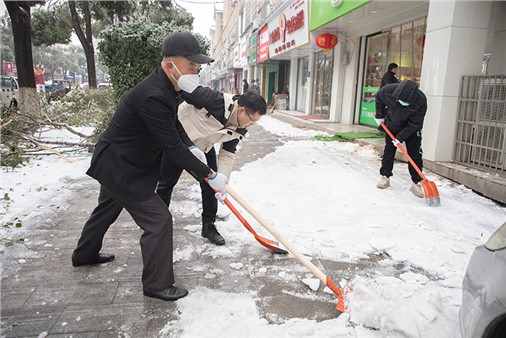 战风雪 显担当！直击城运人铲雪除冰第一线